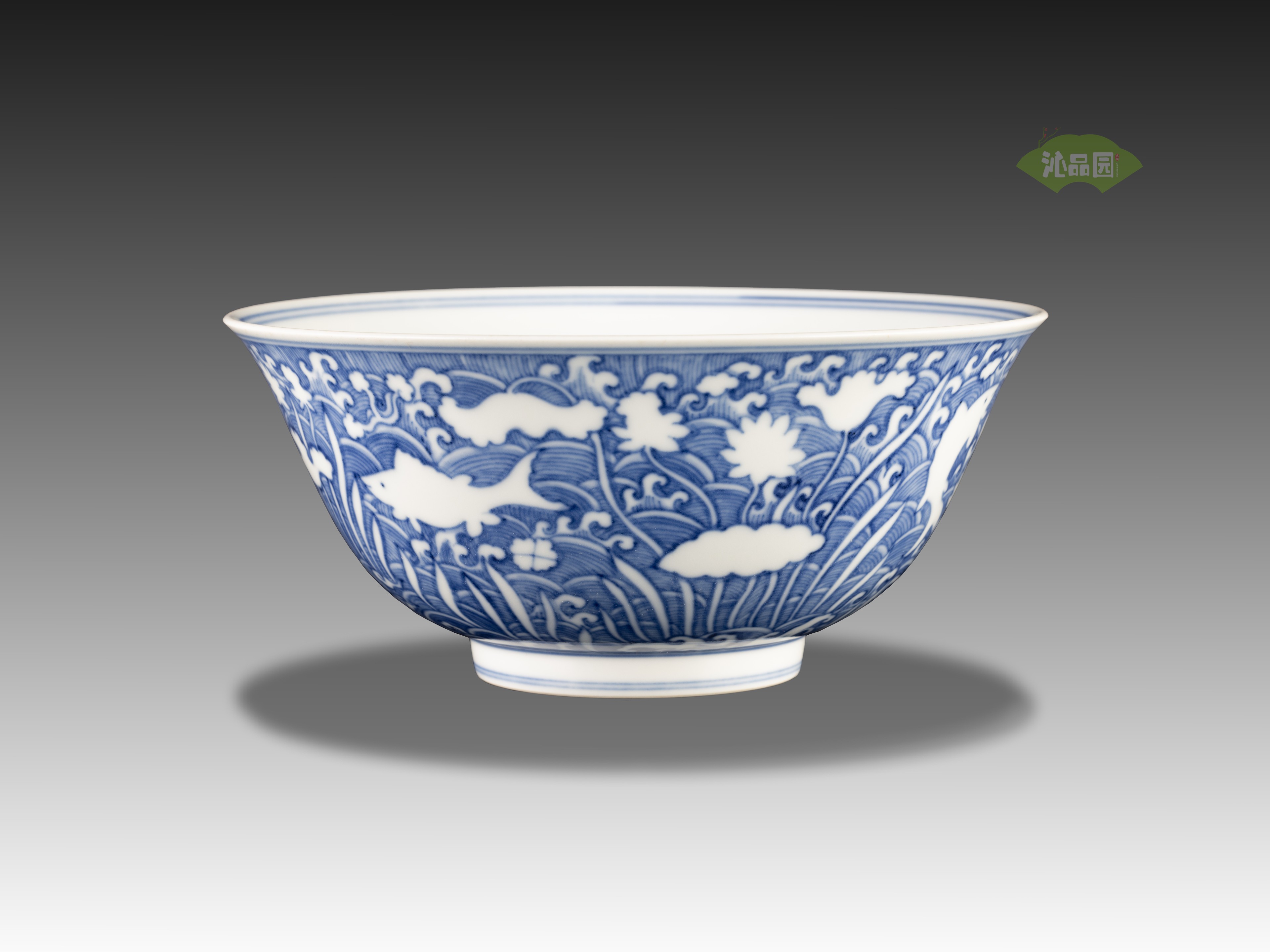 明成化 青花莲池游鱼海水纹碗