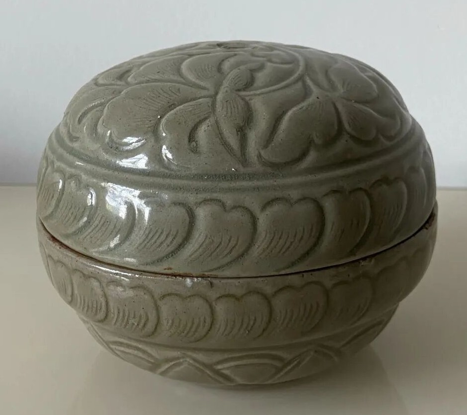 越窑青釉刻划牡丹纹粉盒1.jpg